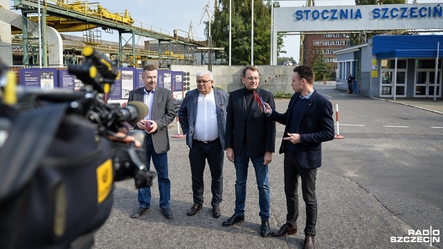 Łatwiejszy dojazd na wyspę Gryfia i ulgi podatkowe dla firm stoczniowych obiecuje kandydat na prezydenta Szczecina. Dawid Krystek z SLD mówił o tym na poniedziałkowej konferencji prasowej przed główną bramą Stoczni Szczecińskiej.