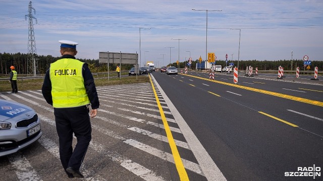 Autostradowy wiadukt Węzła Kijewo, od strony Płoni, w poniedziałek miał zostać zamknięty dla ruchu. To w związku z przygotowaniami do przebudowy całego węzła. W miniony weekend spółka Energopol Szczecin miała poprawić oznakowanie tymczasowej organizacji ruchu. Poprawiła, ale nie do końca.