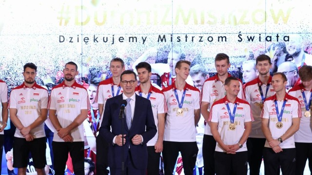 Premier Mateusz Morawiecki powiedział, że siatkarze swoim sukcesem zrobili Polakom prezent z okazji stulecia odzyskania niepodległości. Szef rządu spotkał się w poniedziałek wieczorem Warszawie z reprezentacją, która obroniła tytuł mistrzów świata.