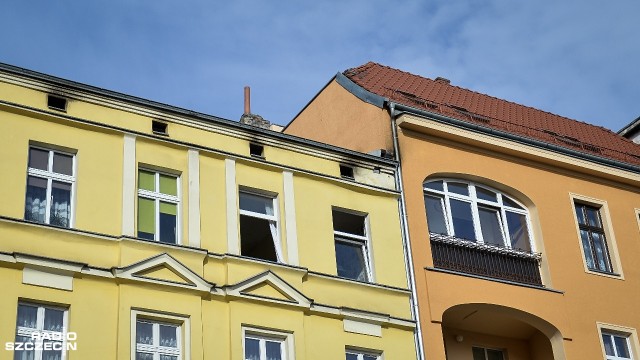 Po godzinie 13 we wtorek policja, prokuratura, nadzór budowlany i kominiarze zakończyli oględziny kamienicy przy ulicy Kaszubskiej w Szczecinie, gdzie w poniedziałek paliło się poddasze. Do budynku wpuszczani są też mieszkańcy, którzy mogą zabrać najpotrzebniejsze rzeczy i zobaczyć szkody po pożarze oraz akcji ratowniczej strażaków.