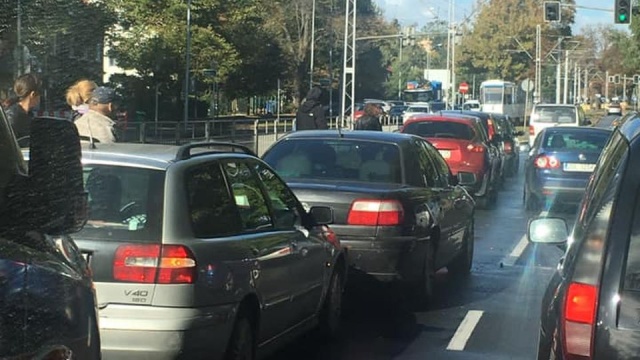 Przy skrzyżowaniu z ulicą Wincentego Pola w kierunku Głębokiego zderzyło się siedem samochodów osobowych.