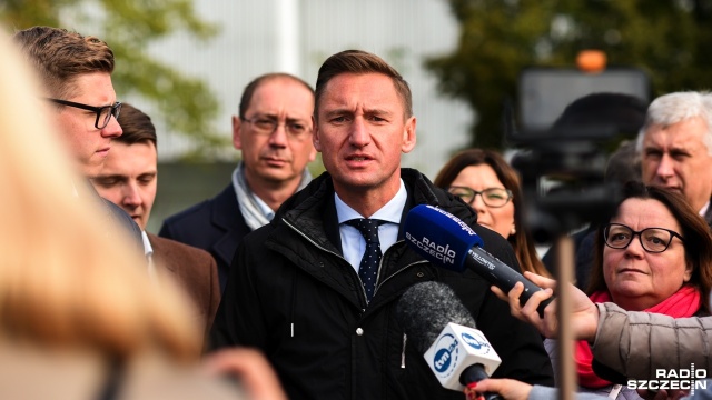 Bartłomiej Sochański chce wyprowadzić Polskę z Unii Europejskiej - tak uważają politycy Platformy Obywatelskiej.