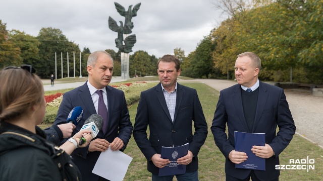 Senator Grzegorz Napieralski i dwóch radnych zachodniopomorskiego sejmiku, ze słowami prezydenta Andrzeja Dudy na ustach, bronili kwestionowanego przez IPN pomnika tak zwanych mieczy grunwaldzkich w Mirosławcu.