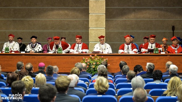 Uniwersytet Szczeciński zainaugurował nowy rok akademicki. Uroczystość odbyła się w auli uczelni przy ul. Krakowskiej.
