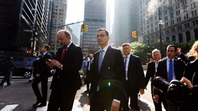 Premier Mateusz Morawiecki zakończył jednodniową wizytę w Nowym Jorku. W czwartek szef rządu odwiedził giełdę na Wall Street i wystąpił na konferencji dla polskich i amerykańskich przedsiębiorców. Premier przedstawiał Polskę jako nowoczesny i dynamicznie rozwijający się kraj, otwarty na inwestycje zagraniczne.