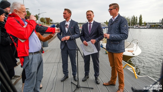 Budowa Zachodniej Obwodnicy Szczecina to zadanie rządu - mówili w piątek politycy Platformy Obywatelskiej na konferencji prasowej. Tym samym skrytykowali prezydenta Piotra Krzystka, który zadeklarował, że Szczecin dołoży 100 milionów złotych do tej inwestycji.