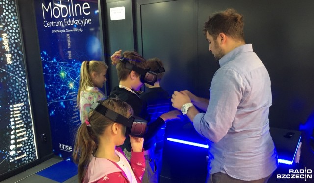 Ze światem komputerów od kuchni mogli zapoznać się w piątek uczniowie podstawówki w Tanowie koło Szczecina. Przed budynkiem szkoły stanęło Mobilne Centrum Edukacyjne. To w ramach Europejskiego Tygodnia Kodowania. Jego założeniem jest pokazywanie dzieciom i młodzieży nowoczesnych technologii oraz sposobów nauczania informatyki.