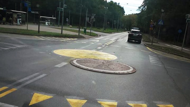 Gumowy okrąg minironda odkleił się od nawierzchni i znalazł tuż obok właściwego ronda. Awarią zajęli się już pracownicy Zarządu Dróg i Transportu Miejskiego w Szczecinie.