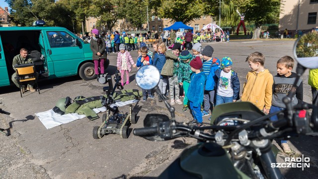 Wsiadali za kierowcę samochodów funkcjonariuszy i zostawili odciski palców - uczniowie szczecińskich szkół wzięli udział w dniu otwartym Straży Granicznej.