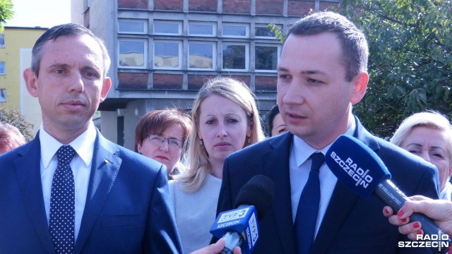 Ponad 50 tysięcy złotych bezzwrotnej dotacji mogą otrzymać właściciele domów, którzy zdecydują się na wymianę starego kotła, ocieplenie swojego budynku czy też wymianę okien. To element rządowego programu Czyste Powietrze zakładającego wsparcie prawie 4 milionów gospodarstw domowych. Jego główne założenia zaprezentowano w piątek w Nowogardzie.