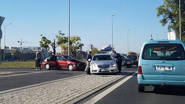 Uwaga kierowcy: tworzą się korki na remontowanym odcinku autostrady A6. Kolejka samochodów mierzy około 5 kilometrów. Utrudnienia są też na ul. Struga w Szczecinie. Na nitce w kierunku miasta - na wysokości centrów handlowych - zderzyły się dwa auta.