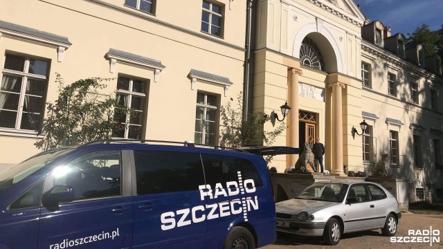 Ponad 60 obrazów namalowanych w zaledwie tydzień przez zaledwie 18 artystów. Pałac Ogrodu Dendrologicznego w Przelewicach zaprasza spacerowiczów do obejrzenia efektów pleneru malarskiego Ogrody tysiąca barw.