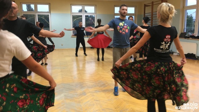 Zespół Pieśni i Tańca Szczecinianie obchodzi swoje 18. urodziny. Z tej okazji zespół zaprasza w niedzielę o godz. 16 na Koncert Galowy do Opery na Zamku. W repertuarze: ludowe tańce i pieśni, a także prezentacja zabaw ze wszystkich regionów Polski.