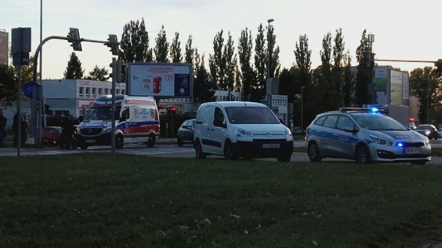 Do wypadku z udziałem motocyklisty i kierowcy samochodu osobowego doszło na skrzyżowaniu ulic Mieszka 1 i Milczańskiej w Szczecinie.