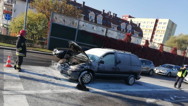 Samochód osobowy zapalił się na skrzyżowaniu ulic Przyjaciół Żołnierza z Warcisława. Na miejsce pojechali strażacy, ale kierowcy udało się stłumić ogień swoją gaśnicą.