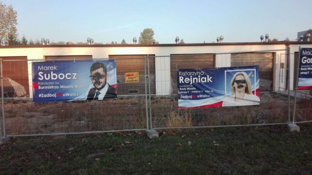 Czarnym sprayem zamalowane zostały materiały w Wałczu promujące kandydatów Prawa i Sprawiedliwości m.in. Marka Subocza i Bartosza Zasadę.