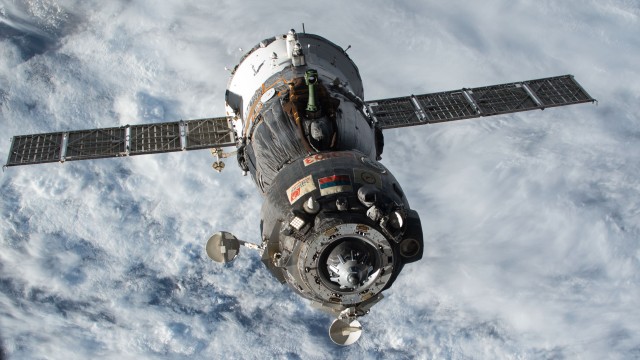 Dwaj astronauci, którzy w czwartek awaryjnie lądowali po nieudanym starcie statku kosmicznego, wiosną prawdopodobnie ponownie wylecą w kosmos. Chłopaki polecą na pewno. Planujemy ich lot na wiosnę przyszłego roku - poinformował Dmitrij Rogozin, szef rosyjskiej agencji kosmicznej Roskosmos.