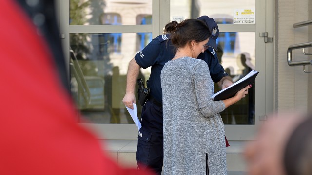 43-letni mężczyzna wszedł z siekierą do budynku sądu przy ulicy Małopolskiej w Szczecinie i zaatakował ochroniarza. Napastnik krzyczał, że sąd krzywdzi jego rodzinę, a on jest lekarzem psychiatrą. Do zdarzenia doszło w piątek około godziny 10.