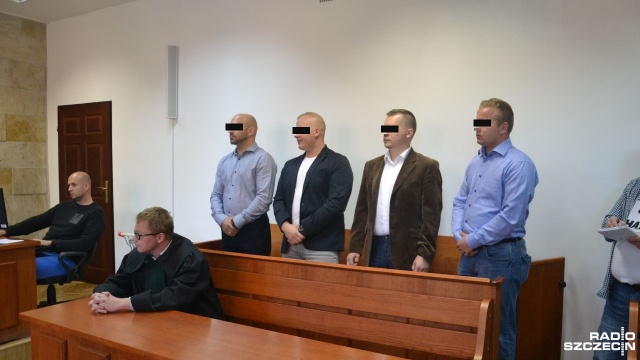 Czterech policjantów z Kołobrzegu wciąż nie usłyszało wyroku w sprawie dotyczącej użycia paralizatora. Wyrok miał zostać ogłoszony w piątek, jednak z uwagi na uchybienia w dokumentacji dowodowej przewód sądowy zostanie wznowiony.