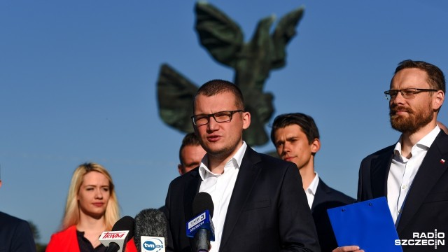 - Jesteśmy tu dlatego, że polityka jest dla nas służbą, a nie interesami - mówił w sobotę w Szczecinie poseł PiS Paweł Szefernaker. Sekretarz stanu w MSWiA spotkał się z młodymi kandydatami Prawa i Sprawiedliwości do rady miasta i sejmiku województwa zachodniopomorskiego.