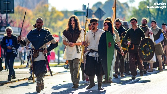 Kilkudziesięciu rycerzy, wojów oraz ułanów przeszło w sobotę przez centrum Szczecina. To w ramach odbywających się w weekend Spotkań z Historią Pomorza Zachodniego.
