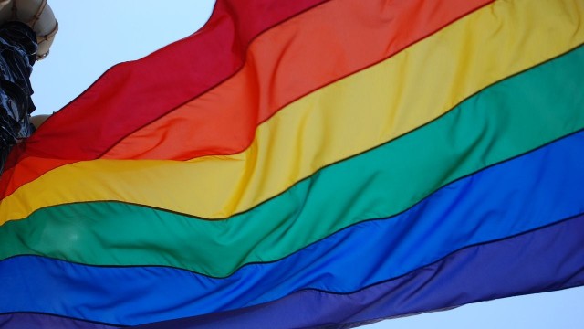 Wstępny bilans policji po próbie zakłócenia pochodu to dwaj niegroźnie ranni policjanci i kilkadziesiąt zatrzymanych osób. Policja ocenia, że marsz zorganizowany przez środowiska LGBT próbowało zakłócić około 200 agresywnych chuliganów.