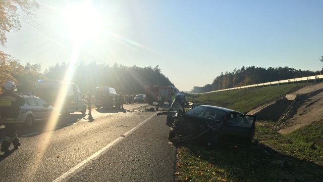 Zderzenie czołowe samochodów osobowych na drodze krajowej numer 6. Do wypadku doszło między Nowogardem a Goleniowem.