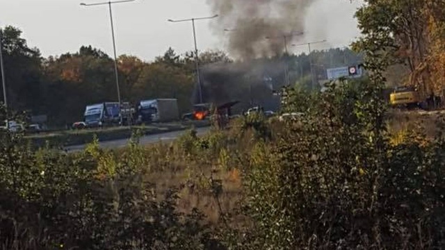 W okolicach Węzła Kijewo w płomieniach stanął samochód osobowy. Ruch został zablokowany w obu kierunkach.