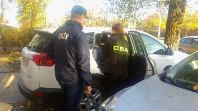 Cztery osoby, które mogły mieć związek z wyłudzeniami podatku VAT w wysokości 100 milionów złotych, zatrzymali funkcjonariusze Centralnego Biura Śledczego Policji w Warszawie i w powiecie nowodworskim.