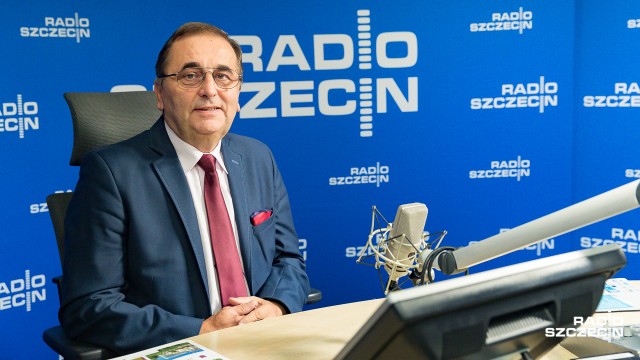 Kandyduje, bo boi się, że jeśli wybory wygra jego konkurentka Joanna Agatowska to nie podoła ona budowie tunelu - mówił obecny prezydent Świnoujścia Janusz Żmurkiewicz w Rozmowie pod krawatem.