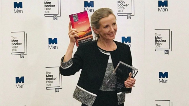 Tegoroczny Booker dla Anny Berns. Najważniejszą nagrodę literacką na Wyspach po raz pierwszy w historii otrzymała autorka urodzona w Irlandii Północnej. Milkman, czyli Mleczarz to jej czwarta powieść.