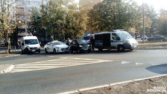 Kierujący osobowymi Smartem i Hyundaiem zderzyli się na Rondzie Sybiraków. Kobietę, która podróżowała jednym z aut pogotowie zabrało do szpitala. Są poważne kłopoty z przejazdem: korkują się dojazdy do ronda na Kołłątaja i Asnyka. Interweniuje policja.