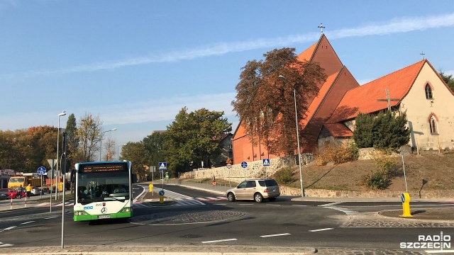 U zbiegu ulic Swojskiej, Chłopskiej i Kolorowych Domów na prawobrzeżu Szczecina - wybudowano rondo.