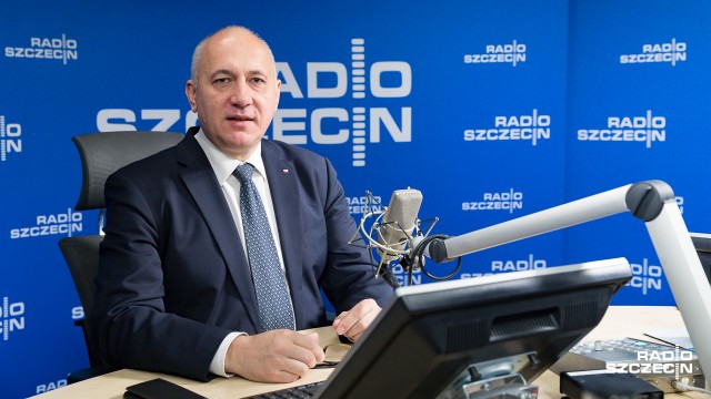 My, jako Polska i Europa, musimy współpracować z krajami Afryki by ograniczyć fale zarobkowych migrantów do Europy - mówił w Rozmowie pod Krawatem minister spraw wewnętrznych i administracji.