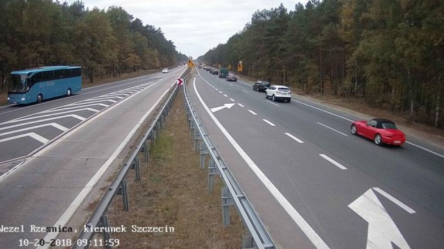 Duży ruch na remontowanym odcinku autostrady A6 między węzłami Rzęśnica i Dąbie. Utrudnienia dotyczą nie tylko jadących w kierunku nadmorskim, ale także podróżujących w kierunku Berlina i Kołbaskowa.