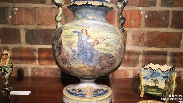 Talerze, misy, wazy, salaterki, kufle i szklanki - w Zamku Książąt Pomorskich obejrzeć można wystawę porcelany i szkła z kolekcji Muzeum Narodowego w Kielcach.