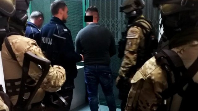 W prokuraturze w Krakowie zakończyło się przesłuchanie Pawła M. ps. Misiek. Podejrzany usłyszał zarzuty, m.in. założenia i kierowania zorganizowaną grupą przestępczą oraz handlu narkotykami.