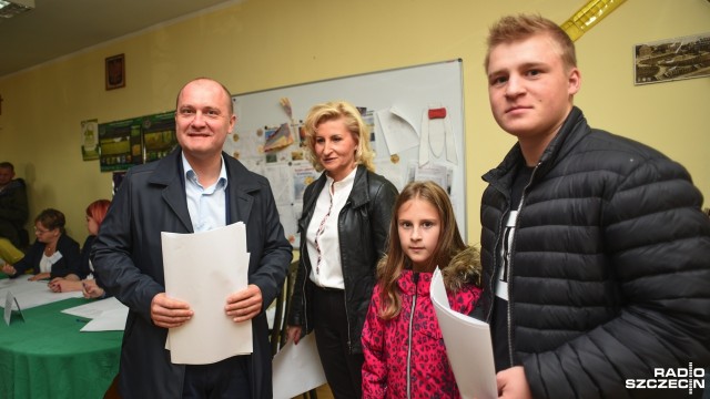 To czas decyzji, nie bądźmy obojętni - mówił po głosowaniu prezydent Szczecina. Piotr Krzystek oddał swój głos przed południem w lokalu wyborczym na Warszewie. Na głosowanie przyszedł razem z dziećmi i żoną.