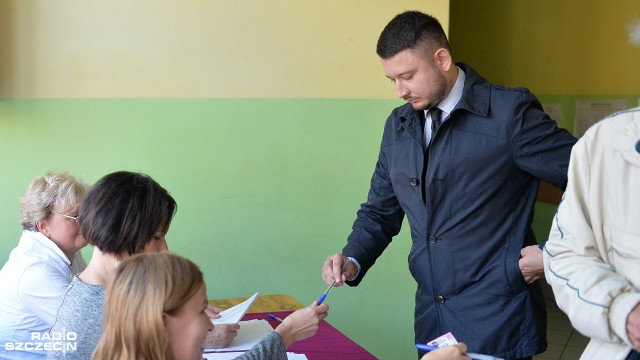 Warto głosować, bo od wyników bardzo dużo zależy - mówił, tuż po głosowaniu, Jakub Kozieł, kandydat na prezydenta Szczecina. Kandydat Koalicji Antysystemowej głosował przed godziną 11. w Szkole Podstawowej nr 14 na szczecińskim Golęcinie.