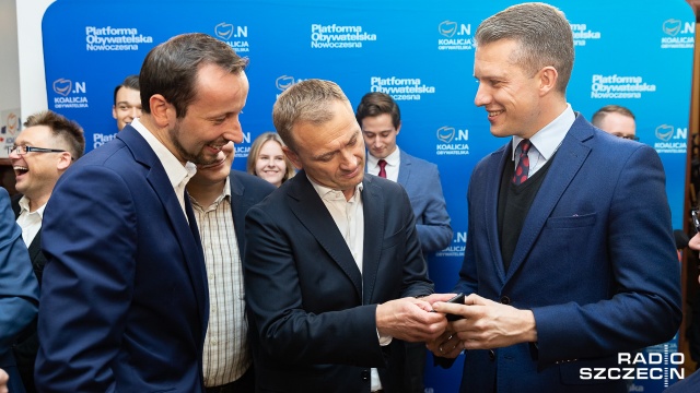 Platforma Obywatelska i Nowoczesna uzyskały 41 proc. poparcia. Za koalicją plasuje się Prawo i Sprawiedliwość - 25 procent. Tak przynajmniej wynika z sondażu exit poll autorstwa Pracowni Analiz Obywatelskich.