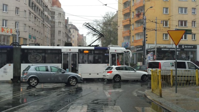 Kolizja osobowego BMW z tramwajem na skrzyżowaniu al. Bohaterów Warszawy z Jagiellońską w Szczecinie. Nikomu nic się nie stało. Skrzyżowanie zablokowane było tylko kilka minut. Tramwaj, który zjeżdżał do zajezdni był pusty.
