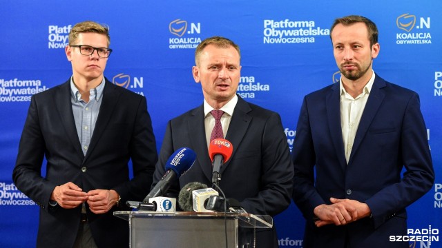 Czuję się jak piłkarz, który traci bramkę w doliczonym czasie gry - tak poseł Sławomir Nitras komentował w poniedziałek swoją porażkę w wyborach na prezydenta Szczecina.