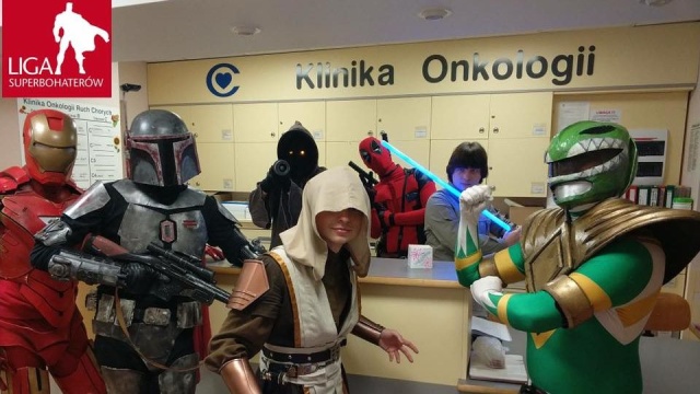 Grupa wolontariuszy, która w strojach Spidermana czy Batmana odwiedza m.in. dziecięce szpitale onkologiczne i hospicja uruchomiła internetową zbiórkę. Potrzebują 85 tysięcy złotych za zakup busa, dzięki któremu będą mogli dojeżdżać do potrzebujących w całej Polsce.