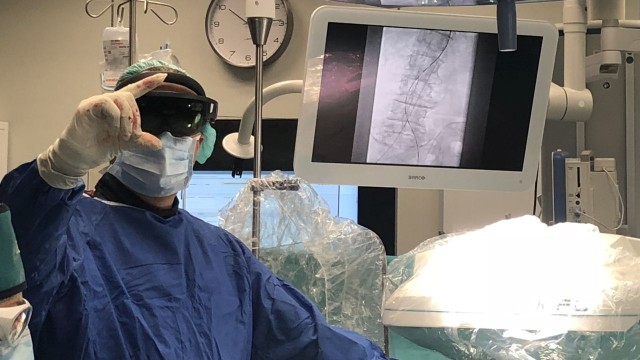To była pierwsza taka operacja na świecie. W szpitalu na szczecińskich Pomorzanach lekarze przy operacji tętniaka aorty brzusznej użyli hologramu i gogli rozszerzonej rzeczywistości, czyli łączącej świat rzeczywisty z komputerowym.