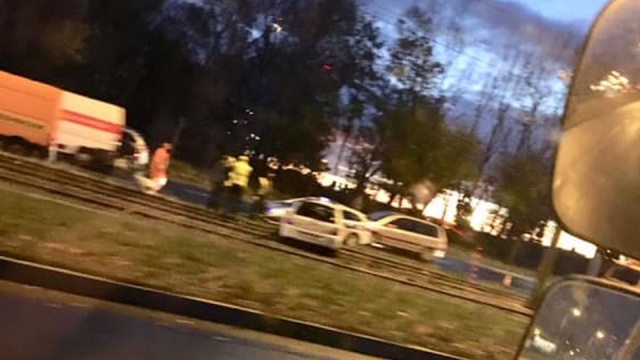 Nie kursowały tramwaje szczecińskiej komunikacji miejskiej od Mostu Długiego do Basenu Górniczego. Ok. godz. 7 na Estakadzie Pomorskiej w kierunku centrum miasta zderzyły się dwa auta, jedno z nich zablokowało torowisko. Jedna osoba została ranna. Tramwaje wróciły na swoje trasy po godz. 8.