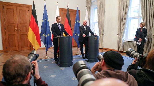 Najważniejsze tematy rozmów prezydenta Dudy w Berlinie to gazociąg Nord Stream 2, reparacje wojenne, przyszłość Unii Europejskiej i zmiany klimatyczne. Oficjalna wizyta zakończyła się we wtorek późnym wieczorem. Andrzej Duda rozmawiał z prezydentem Niemiec Frankiem-Walterem Steinmeierem i z kanclerz Angelą Merkel.