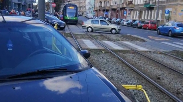W alei Bohaterów Warszawy zaraz za skrzyżowaniem ze Ściegiennego w stronę Turzyna osobowy Ford Fiesta zawisł na barierach. Ma urwane koło.