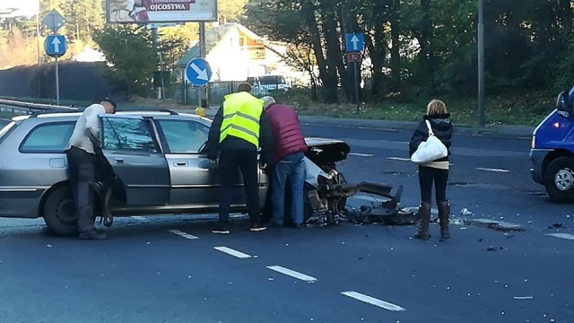Korkuje się wjazd do miasta w Płoni. Przy skrzyżowaniu z ulicą Profesora Żuka doszło do kolizji dwóch samochodów osobowych.