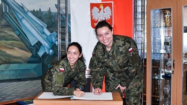 M.in. wicemistrzyni Europy z Berlina w biegu na 1500 metrów - Sofia Ennaoui czy mistrzyni Europy w pchnięciu kulą - Paulina Guba, przechodzą szkolenie wojskowe w jednostce w Mrzeżynie. Potrwa ono siedem dni i zakończy się wojskową przysięgą.