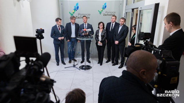 Jednego z radnych Koalicji Obywatelskiej do sejmiku województwa zachodniopomorskiego próbowało przekonać do siebie Prawo i Sprawiedliwość - powiedział podczas konferencji podsumowującej wybory samorządowe marszałek województwa zachodniopomorskiego.